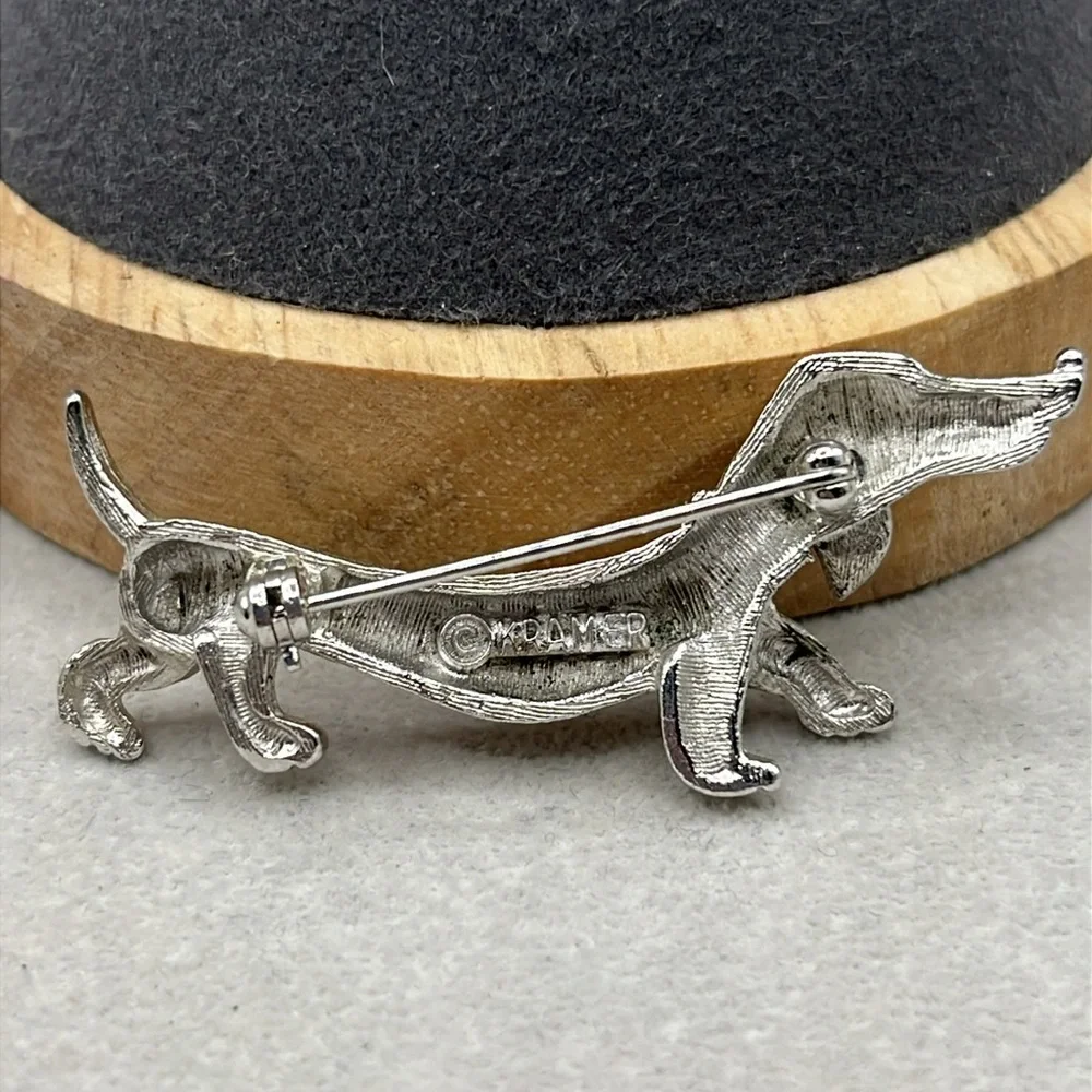 Vintage Kramer Dachshund brooch large faux pearl eye rhinestone collar 2 inches - Picture 4 of 7